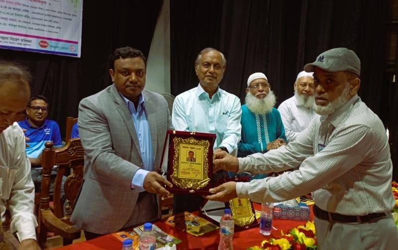 জিপিএ-৫ প্রাপ্তদের হাতে পুরস্কার তুলে দিলেন নোবিপ্রবি উপাচার্য
